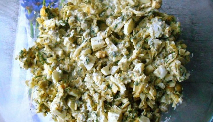 Салат с яйцом и маринованным луком